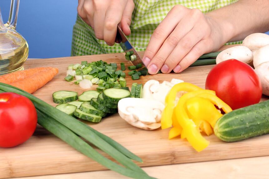 Virbereedung vun Geméis Salade fir d'Cruise Etapp vun der Dukan Ernährung